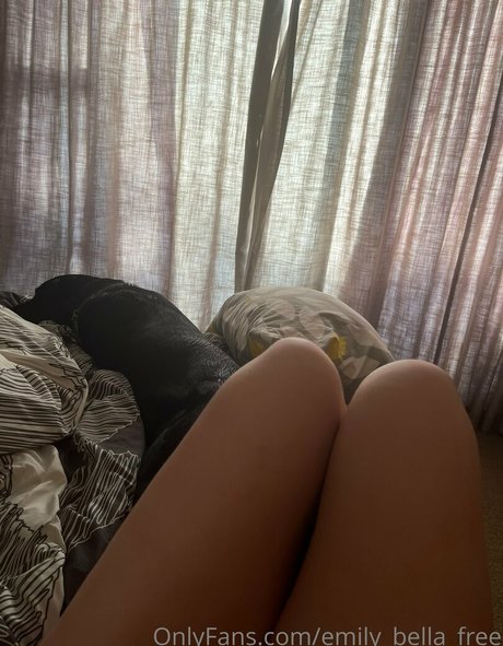 Naakte gelekte OnlyFans-foto van Emilybellafree