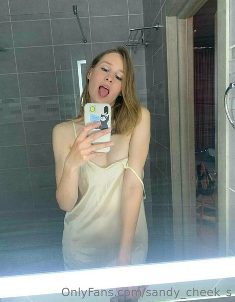 Naakte gelekte OnlyFans-foto van Sandycheeks