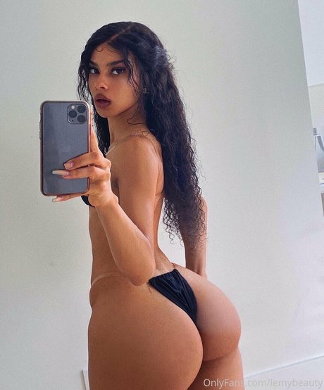 Naakte gelekte OnlyFans-foto van Lemybeauty