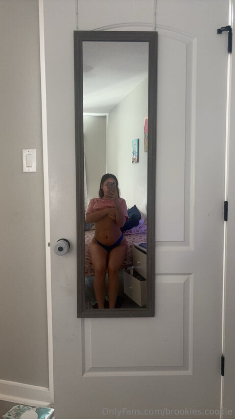 Naakte gelekte OnlyFans-foto van Brookies Cookie