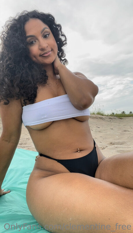 Naakte gelekte OnlyFans-foto van Clementine Free