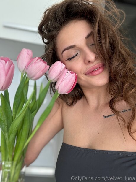 Naakte gelekte OnlyFans-foto van Velvet Luna
