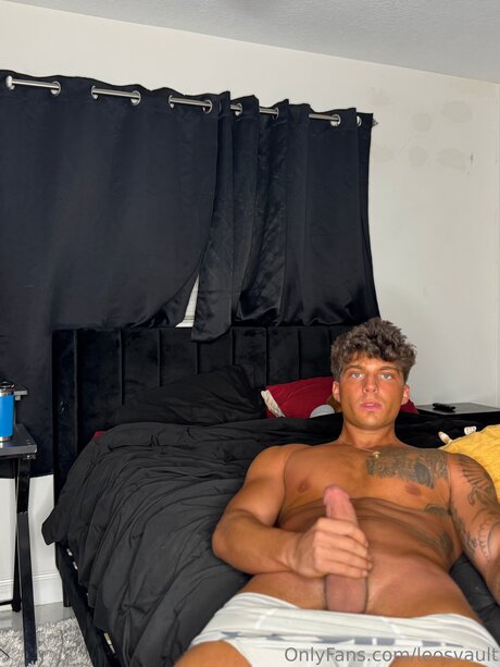 Naakte gelekte OnlyFans-foto van Leosvault