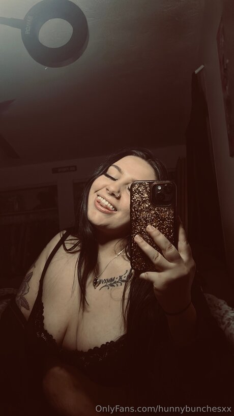 Naakte gelekte OnlyFans-foto van Hunnybunchesxx