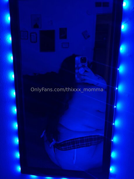 Naakte gelekte OnlyFans-foto van Thixxx Momma