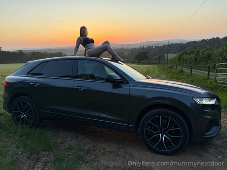 Naakte gelekte OnlyFans-foto van Mummynextdoor