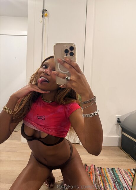 Naakte gelekte OnlyFans-foto van Skinnycurvyalexa
