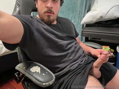 Naakte gelekte OnlyFans-foto van Donniedicko69