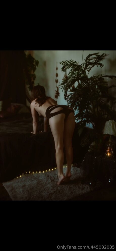 Naakte gelekte OnlyFans-foto van Suburbanbrunette