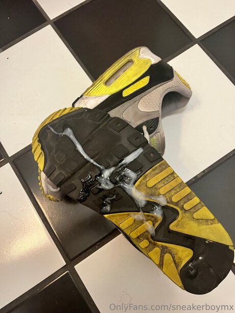 Naakte gelekte OnlyFans-foto van Sneakerboymx