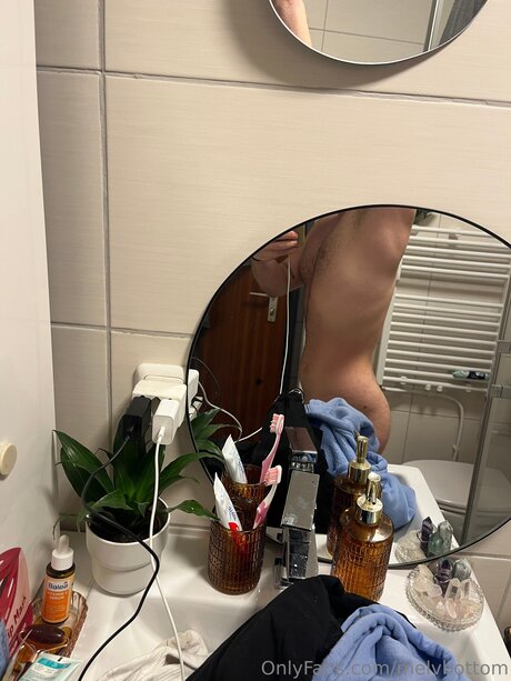 Naakte gelekte OnlyFans-foto van Melvbottom
