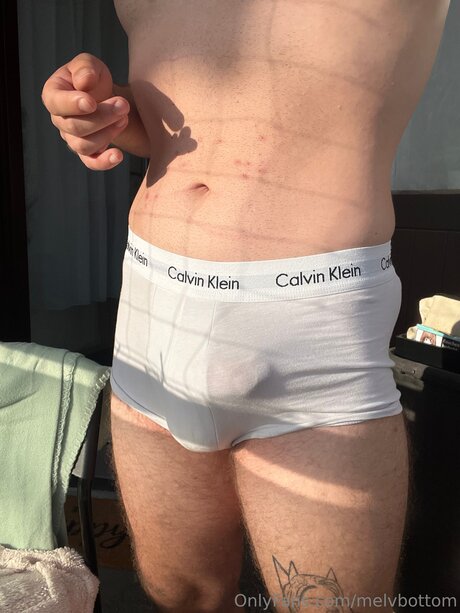 Naakte gelekte OnlyFans-foto van Melvbottom