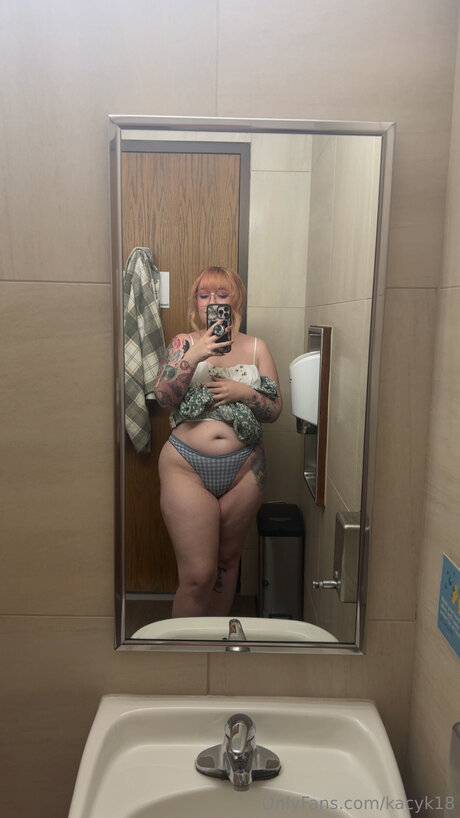 Naakte gelekte OnlyFans-foto van Bookwormkc