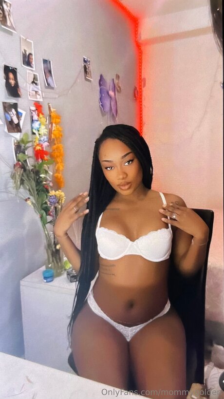 Naakte gelekte OnlyFans-foto van Ebonatina