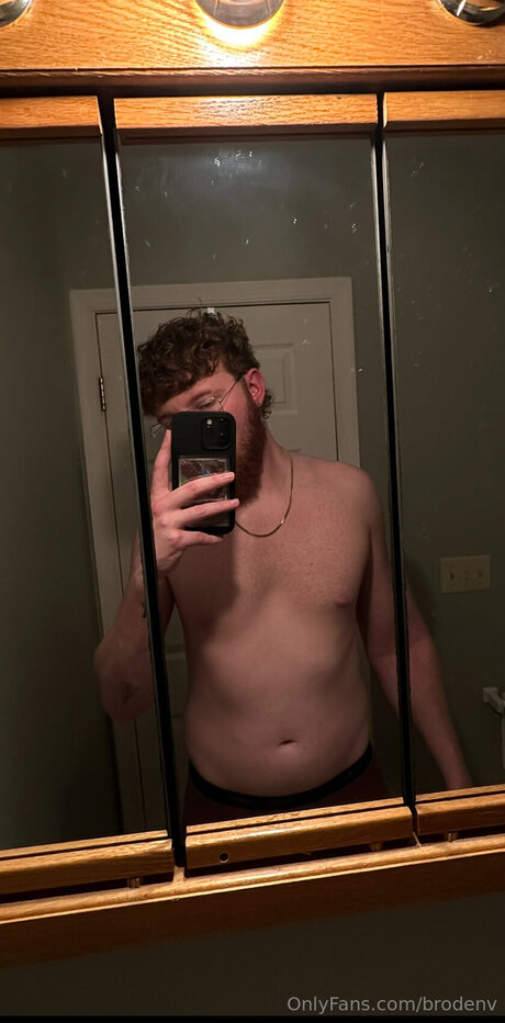 Naakte gelekte OnlyFans-foto van Brodenv