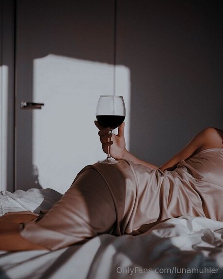 Naakte gelekte OnlyFans-foto van Lunamuhler