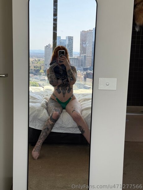 Naakte gelekte OnlyFans-foto van Rose Reality