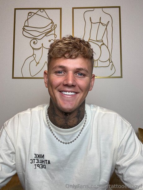 Naakte gelekte OnlyFans-foto van Urtattooedboyf
