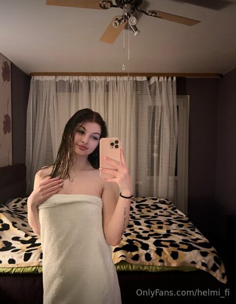 Naakte gelekte OnlyFans-foto van Helmi Fi