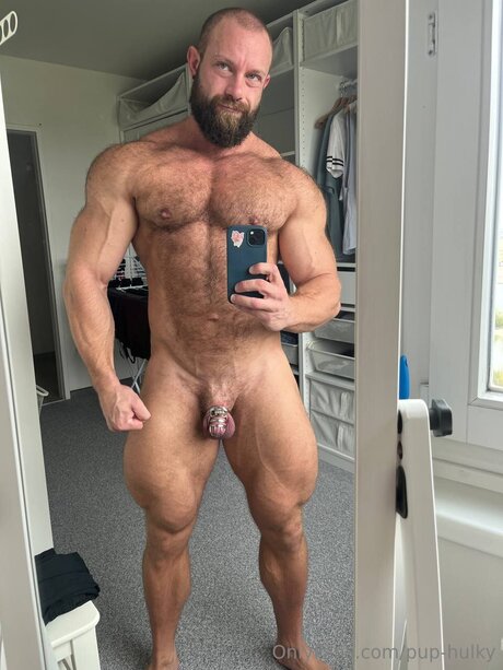 Naakte gelekte OnlyFans-foto van Pup Hulky