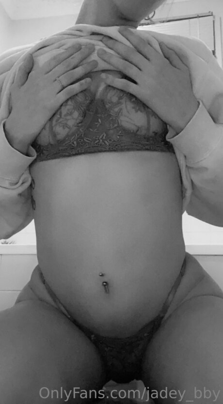 Naakte gelekte OnlyFans-foto van Jadey Bby