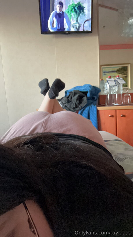 Naakte gelekte OnlyFans-foto van Taylaaaa
