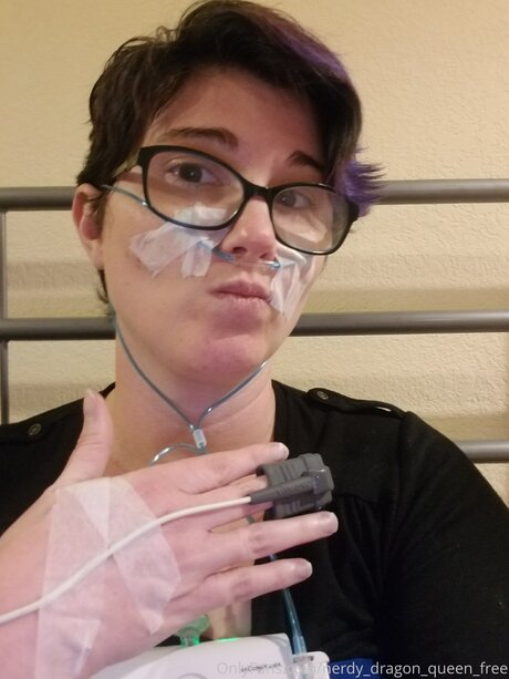 Naakte gelekte OnlyFans-foto van Nerdy Dragon Queen Free