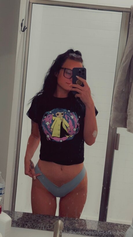 Naakte gelekte OnlyFans-foto van Lifesafkinbeach