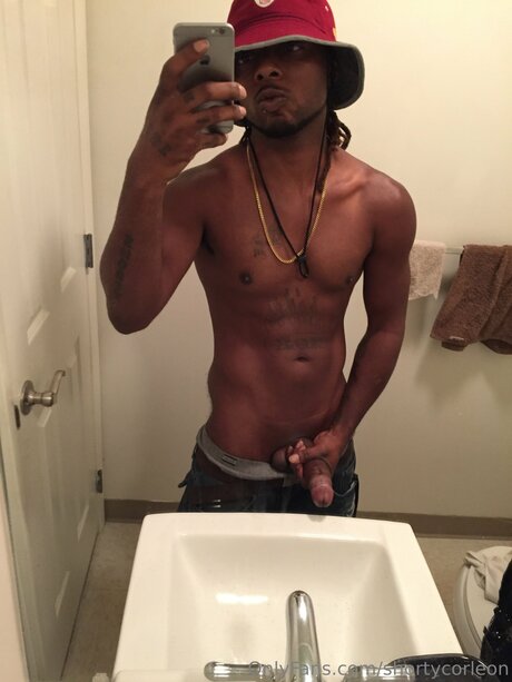 Naakte gelekte OnlyFans-foto van Shortycorleon