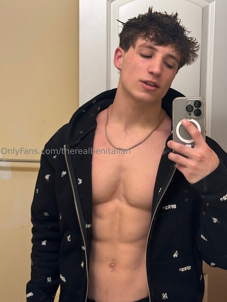 Naakte gelekte OnlyFans-foto van Therealbenitalian