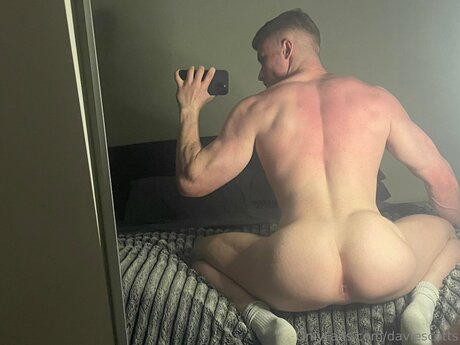 Naakte gelekte OnlyFans-foto van Fit Davie
