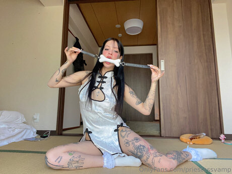 Naakte gelekte OnlyFans-foto van Priestessvamp