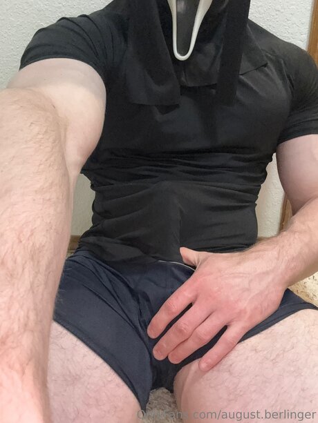 Naakte gelekte OnlyFans-foto van August Berlinger