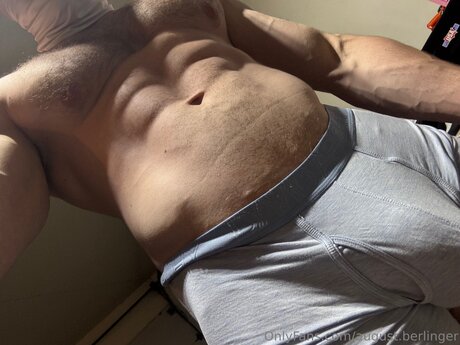 Naakte gelekte OnlyFans-foto van August Berlinger