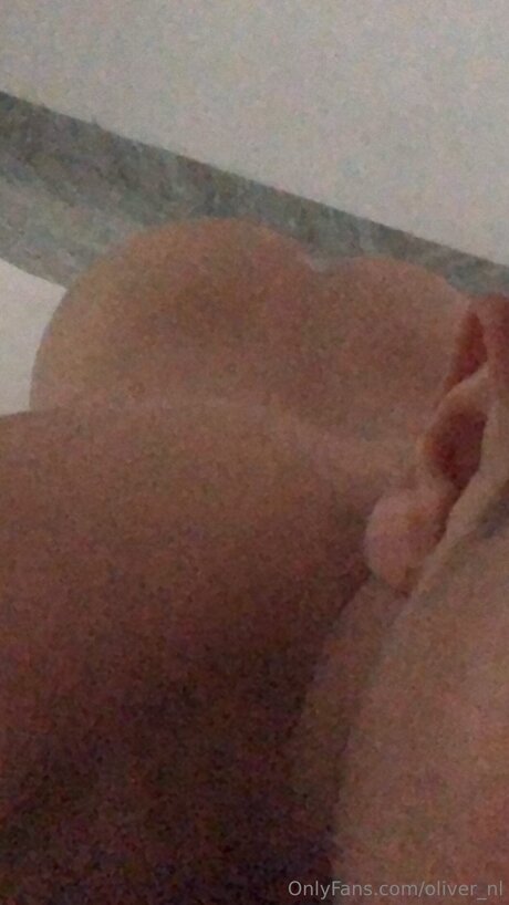 Naakte gelekte OnlyFans-foto van Oliver Nl