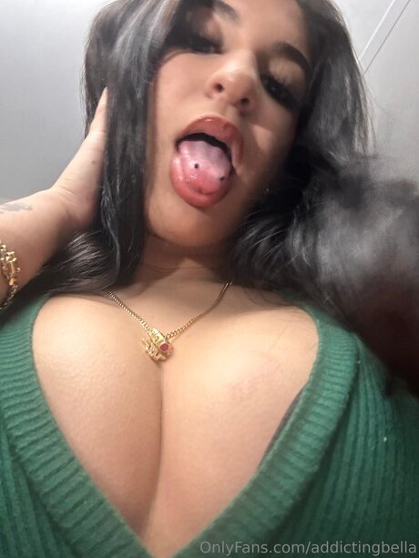 Naakte gelekte OnlyFans-foto van Addictingbella
