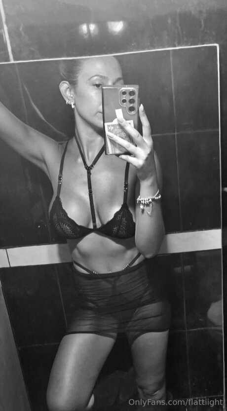 Naakte gelekte OnlyFans-foto van Flattiight