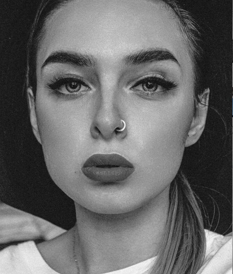 Naakte gelekte OnlyFans-foto van Elsa Jay