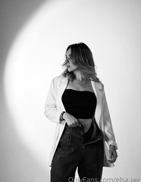 Naakte gelekte OnlyFans-foto van Elsa Jay