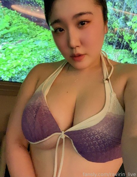 Naakte gelekte OnlyFans-foto van Ravirinlive