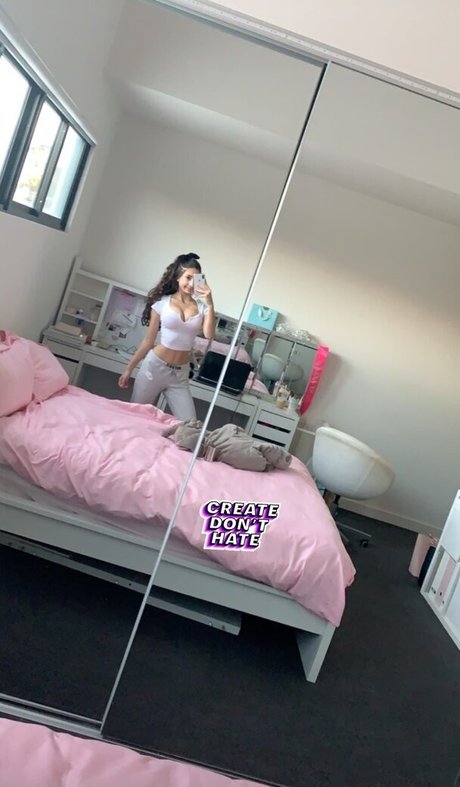 Naakte gelekte OnlyFans-foto van Mayroon Kawash