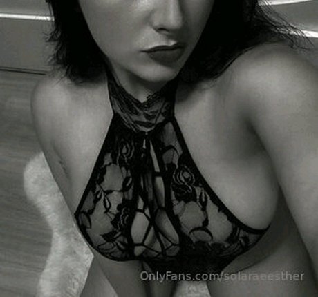 Naakte gelekte OnlyFans-foto van Solaraeesther