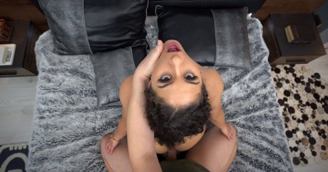 Naakte gelekte OnlyFans-foto van Liv Revamped