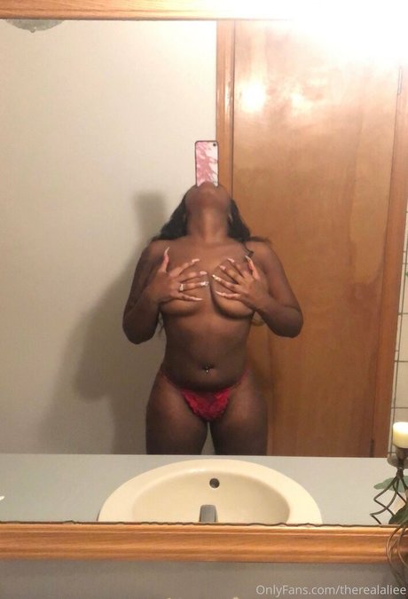 Naakte gelekte OnlyFans-foto van Therealaliee