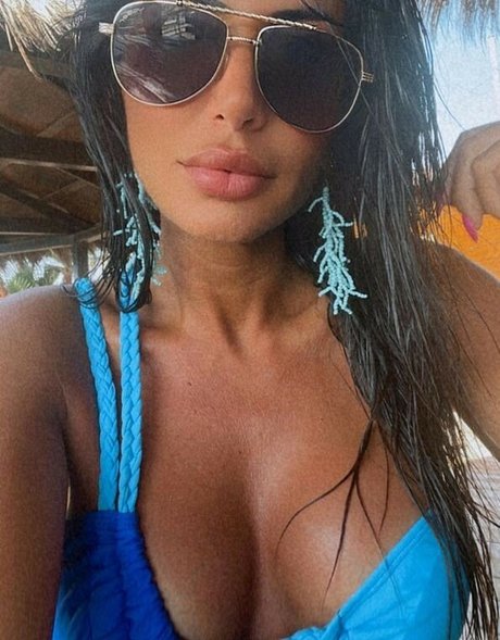 Naakte gelekte OnlyFans-foto van Ginia 900