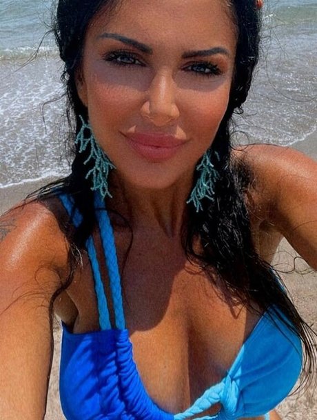 Naakte gelekte OnlyFans-foto van Ginia 900