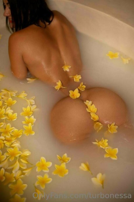 Naakte gelekte OnlyFans-foto van Turbonessa