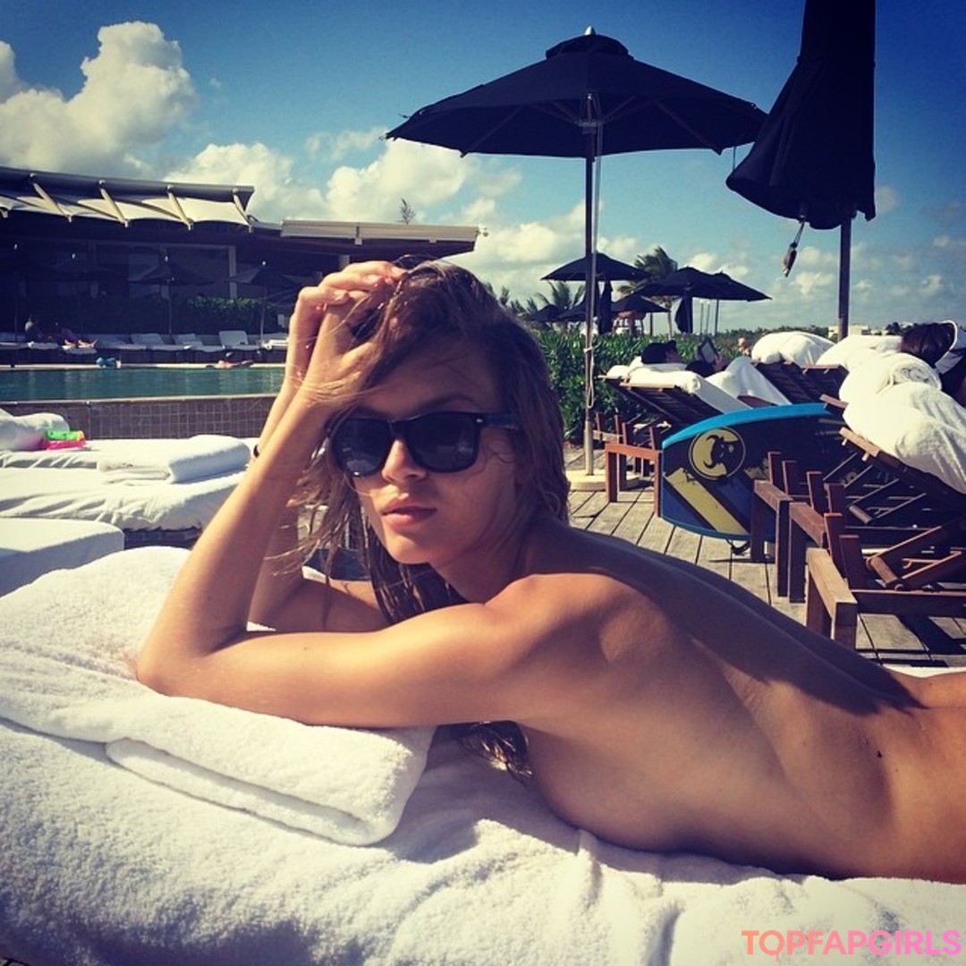 Naakte gelekte OnlyFans-foto van Josephine Skriver #1191