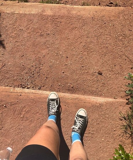 Naakte gelekte OnlyFans-foto van Tallnerdywoman