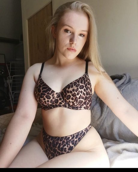 Naakte gelekte OnlyFans-foto van Thatlittleminigirl